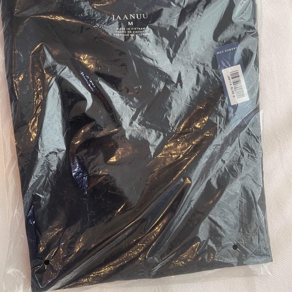 BNWT Jaanuu Scrub 3 pocket wrap mock top Size M black color - Picture 4 of 6